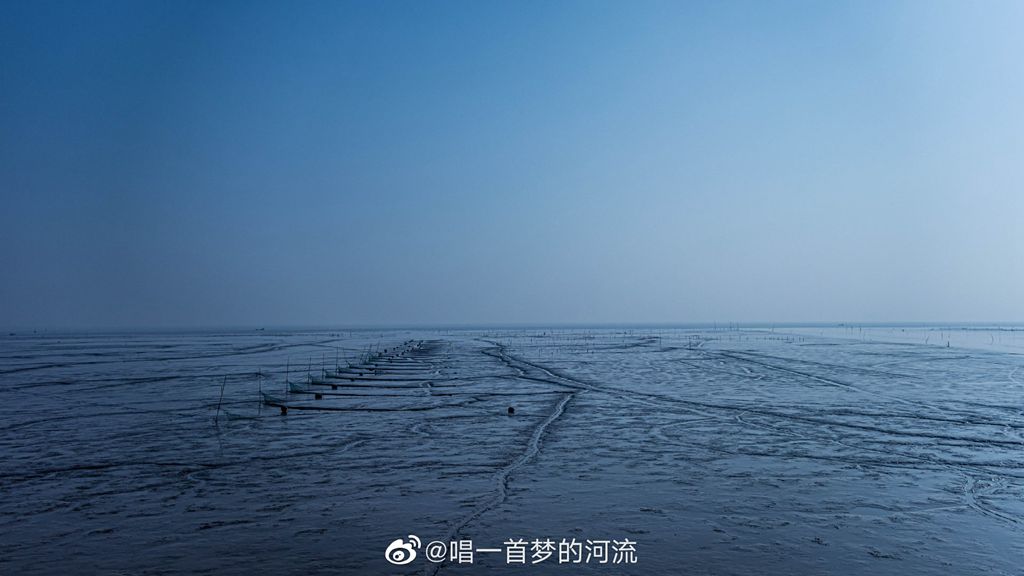 海城的滩涂，本地老渔民在滩涂地里养着蛏子，特别有趣的是他们的“小舟”，踩在上面像滑板一样，脚一蹬就滑的老远。来源：新浪微博 唱一首梦的河流