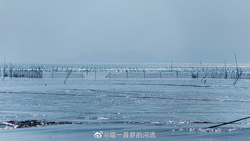 海城的滩涂，本地老渔民在滩涂地里养着蛏子，特别有趣的是他们的“小舟”，踩在上面像滑板一样，脚一蹬就滑的老远。来源：新浪微博 唱一首梦的河流