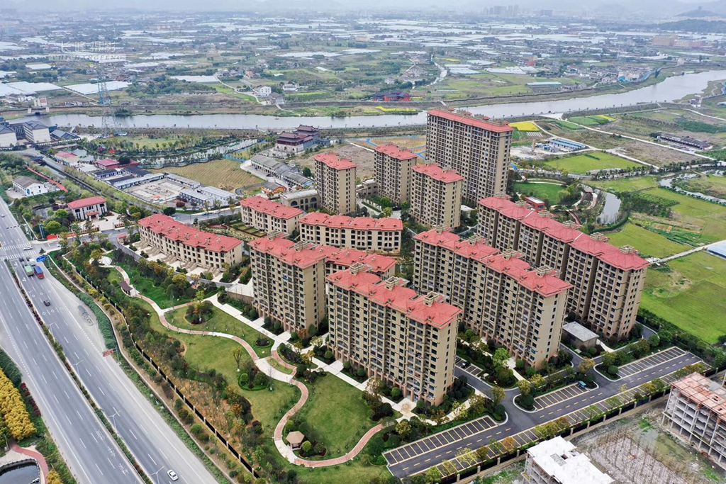  整洁优美的乡村环境，生态宜居的住宅小区，居家养老服务中心、文化礼堂、垃圾资源化利用中心、景观公园等各种公共设施齐全……通过实施“土地综合整治+美丽乡村建设”，龙港市中对口村从脏乱差的后进村华丽转身为精品村，并成为浙江省土地综合整治示范村。摄影：池长峰