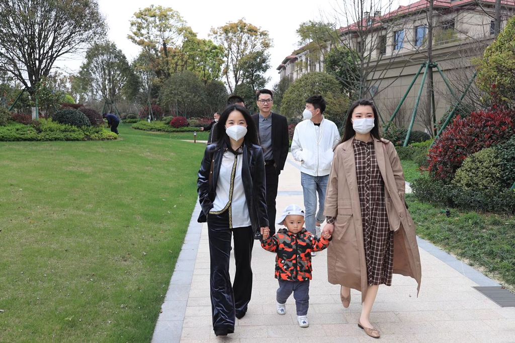  整洁优美的乡村环境，生态宜居的住宅小区，居家养老服务中心、文化礼堂、垃圾资源化利用中心、景观公园等各种公共设施齐全……通过实施“土地综合整治+美丽乡村建设”，龙港市中对口村从脏乱差的后进村华丽转身为精品村，并成为浙江省土地综合整治示范村。摄影：池长峰