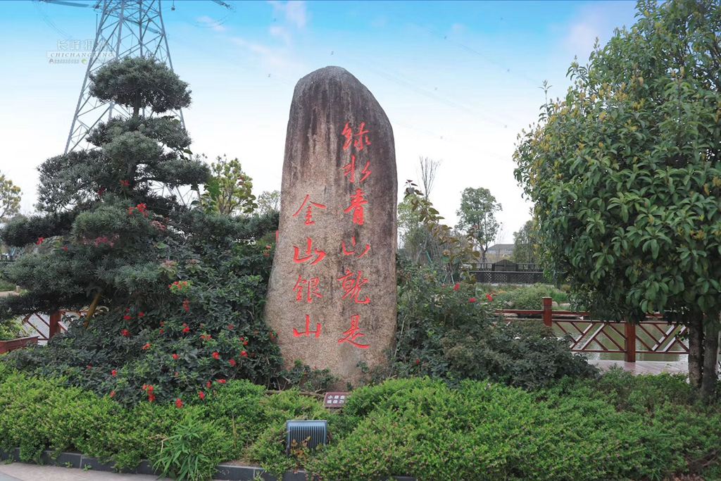  整洁优美的乡村环境，生态宜居的住宅小区，居家养老服务中心、文化礼堂、垃圾资源化利用中心、景观公园等各种公共设施齐全……通过实施“土地综合整治+美丽乡村建设”，龙港市中对口村从脏乱差的后进村华丽转身为精品村，并成为浙江省土地综合整治示范村。摄影：池长峰