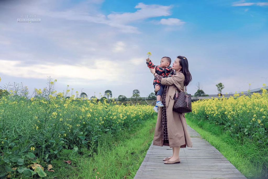  整洁优美的乡村环境，生态宜居的住宅小区，居家养老服务中心、文化礼堂、垃圾资源化利用中心、景观公园等各种公共设施齐全……通过实施“土地综合整治+美丽乡村建设”，龙港市中对口村从脏乱差的后进村华丽转身为精品村，并成为浙江省土地综合整治示范村。摄影：池长峰