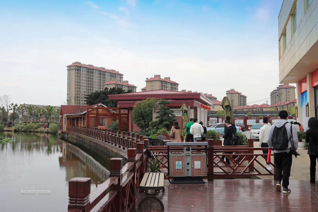  整洁优美的乡村环境，生态宜居的住宅小区，居家养老服务中心、文化礼堂、垃圾资源化利用中心、景观公园等各种公共设施齐全……通过实施“土地综合整治+美丽乡村建设”，龙港市中对口村从脏乱差的后进村华丽转身为精品村，并成为浙江省土地综合整治示范村。摄影：池长峰