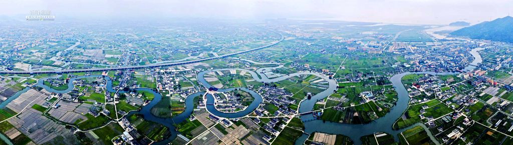 近日，摄影师池长峰用无人机拍摄时，意外发现两条“蛟龙”，大家看上面两张照片像不像隐藏在龙港大自然中的“蛟龙”。