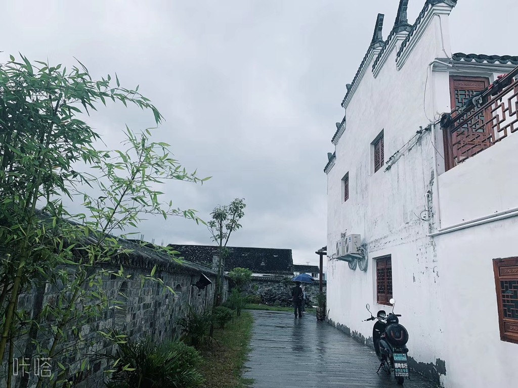 雨中漫步古村，渔夫未曾改变！又见乾头！ 杨道吾/摄