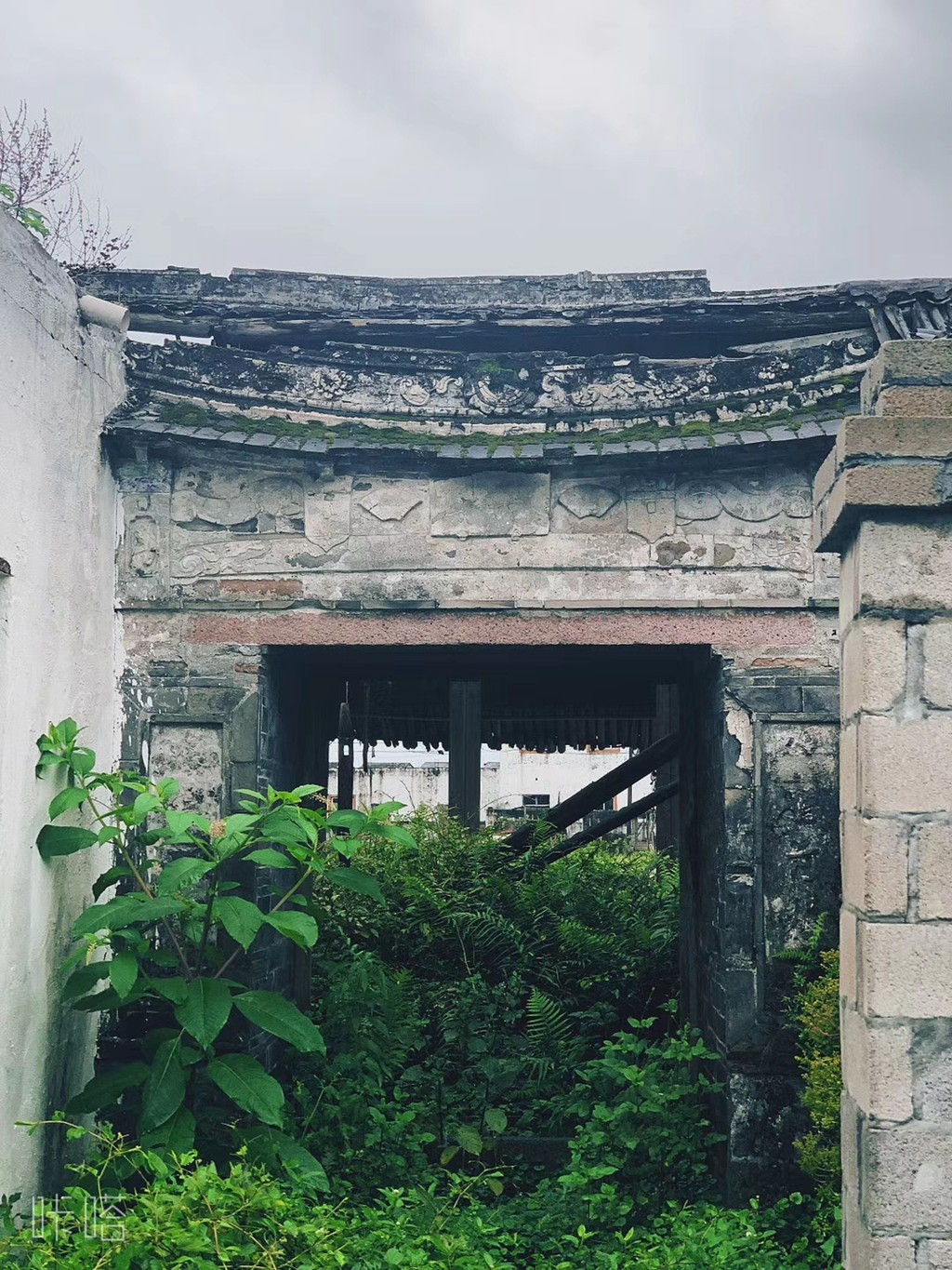 雨中漫步古村，渔夫未曾改变！又见乾头！ 杨道吾/摄