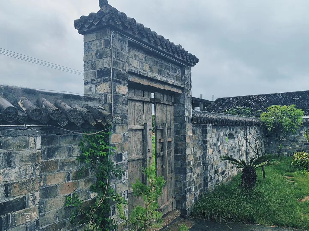 雨中漫步古村，渔夫未曾改变！又见乾头！ 杨道吾/摄