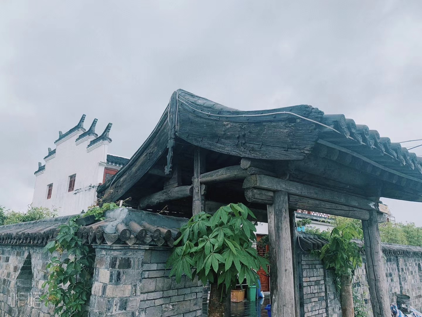 雨中漫步古村，渔夫未曾改变！又见乾头！ 杨道吾/摄