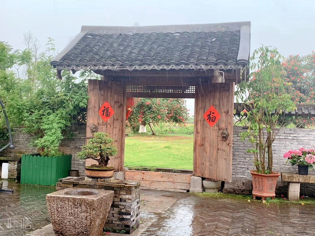 雨中漫步古村，渔夫未曾改变！又见乾头！ 杨道吾/摄