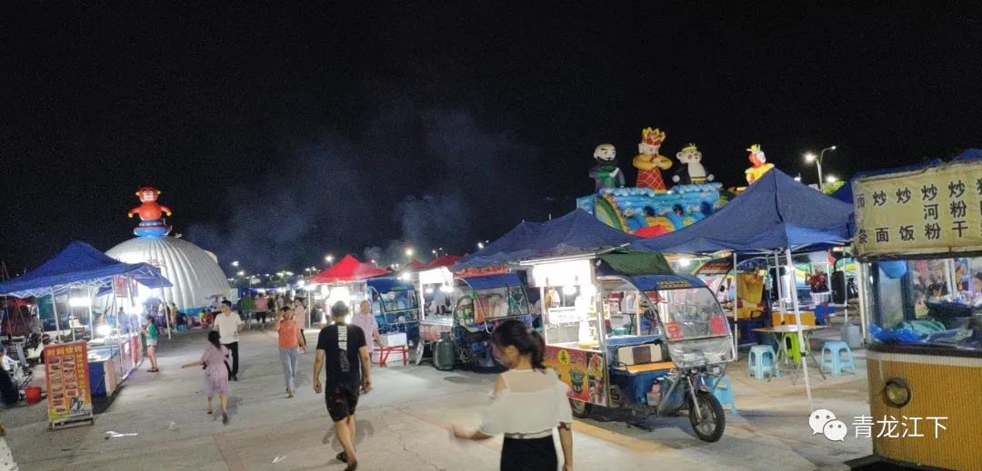 龙港新城月湖公园夜市，切记只有晚上夜市才开。