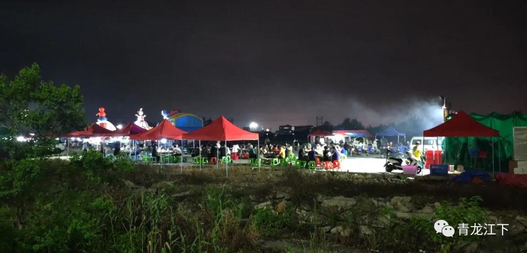龙港新城月湖公园夜市，切记只有晚上夜市才开。