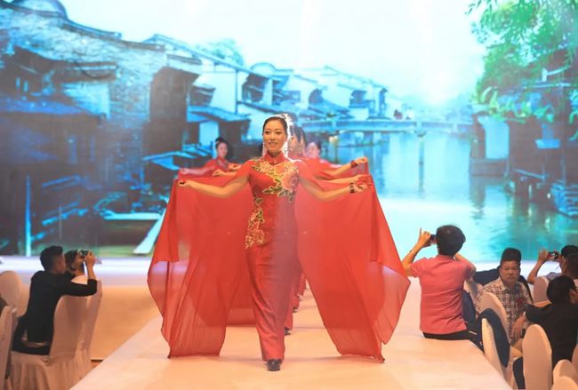 龙港市旗袍协会举行第一届文艺晚会  摄影：池长峰