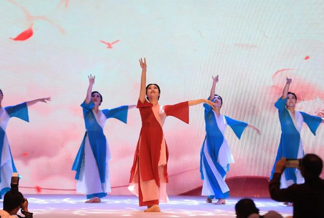 龙港市旗袍协会举行第一届文艺晚会  摄影：池长峰