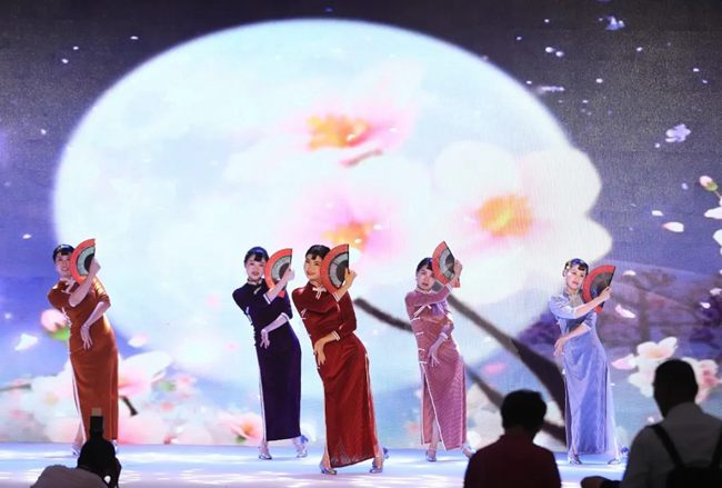 龙港市旗袍协会举行第一届文艺晚会  摄影：池长峰