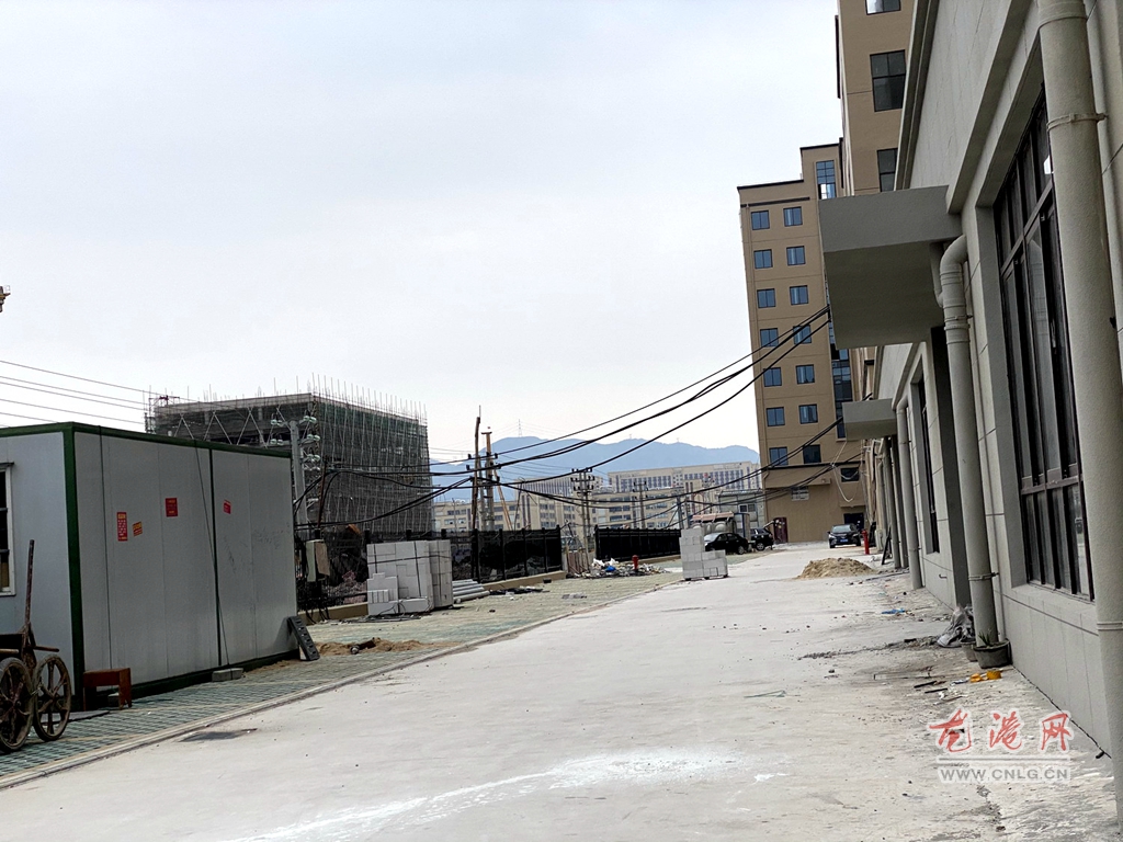 龙港一园区这样乱拉电线，实在要不得!