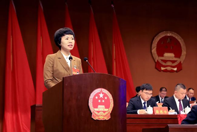龙港市长何宗静在会上作政府工作报告