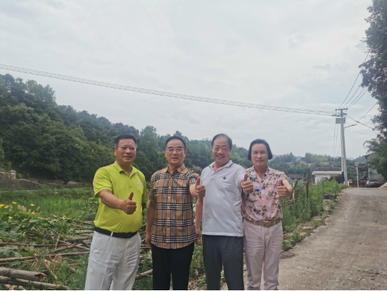 右一是陈加枢.左一是林大中:温州市关爱退伍军人协会执行会长:左二郭登明是原温州市市委二届常委;原军分区政委:现温州市关爱退伍军人协会会长。右二陈华锋温州市关爱退伍军人协会副会长 右一是陈加枢.左一是林大中:温州市关爱退伍军人协会执行会长:左二郭登明是原温州市市委二届常委;原军分区政委:现温州市关爱退伍军人协会会长。右二陈华锋温州市关爱退伍军人协会副会长