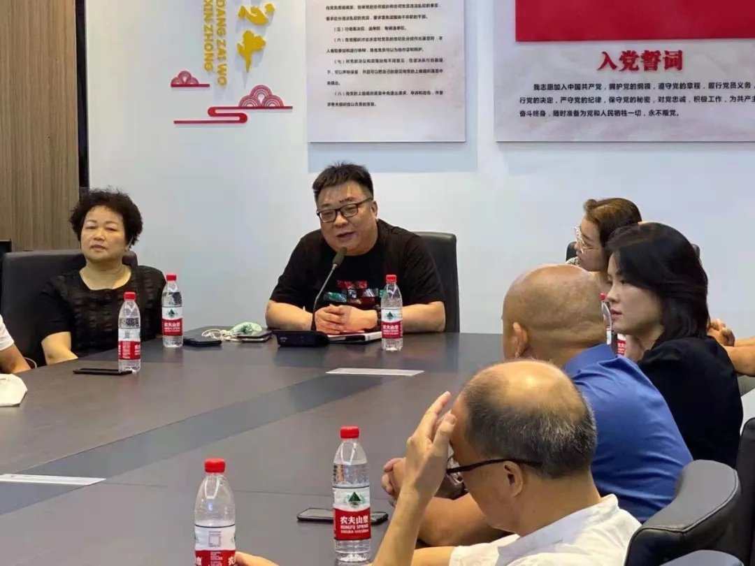 万里传媒总经理傅万里