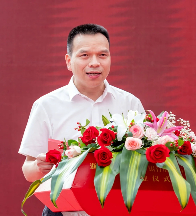 龙港市委书记郑建忠在致辞中表示