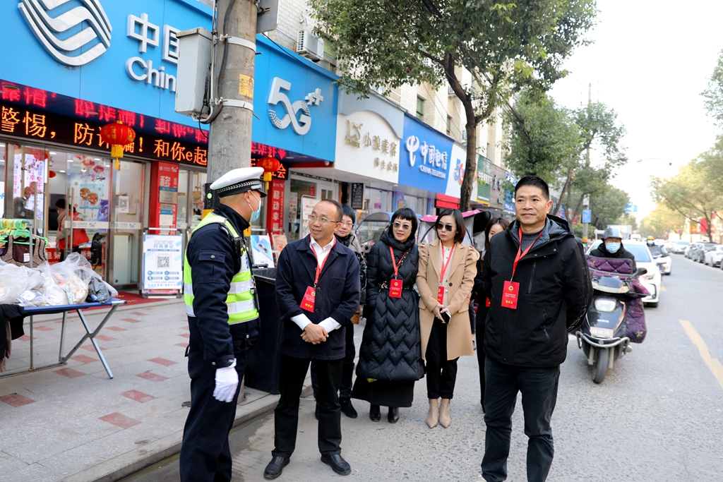 龙港市政协提案与委员工委主任黄孝图(左二)