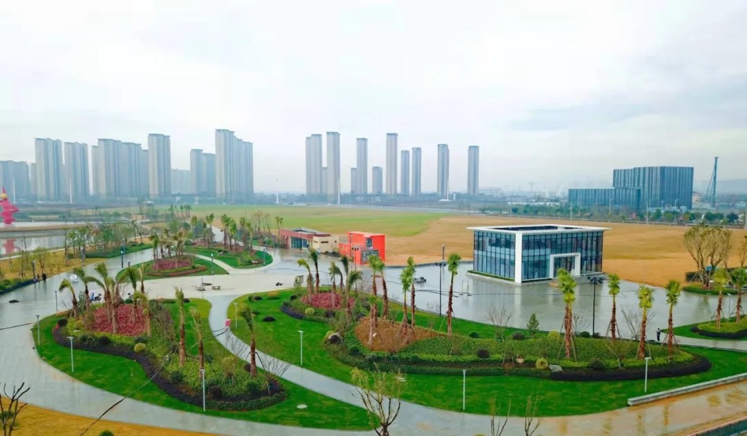 龙港撤镇设市两周年  城市一派新气象  从龙港新城到世纪新城  一座座高大建筑拔地而起  进度几何？想必大家都比较好奇  现在就请大家跟着镜头先睹为快！