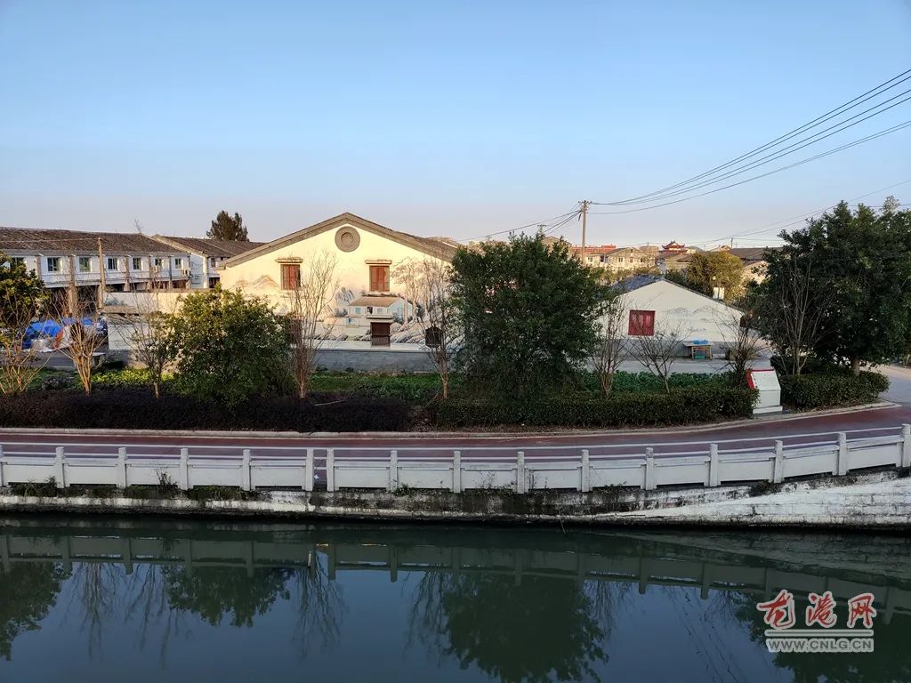 青瓦白墙,小桥流水人家,一派诗意江南风景。华中社区有着细腻的水乡风情、湛蓝的天空、优美的环境是市民休闲游玩的好去处。