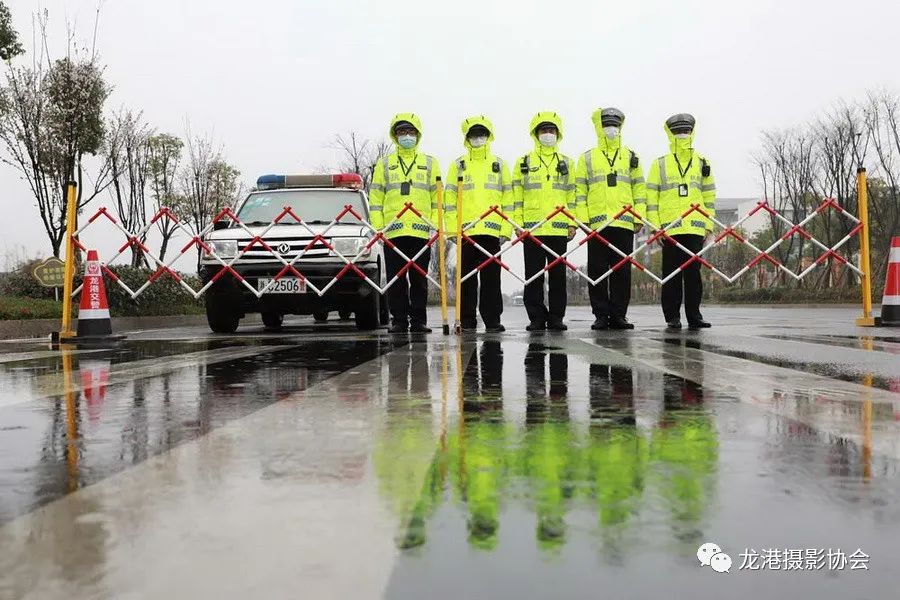 周元斌 摄 《出行卫士》组照