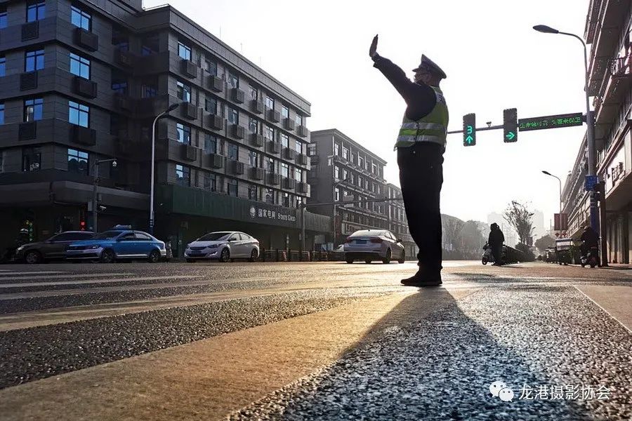 周元斌 摄 《出行卫士》组照