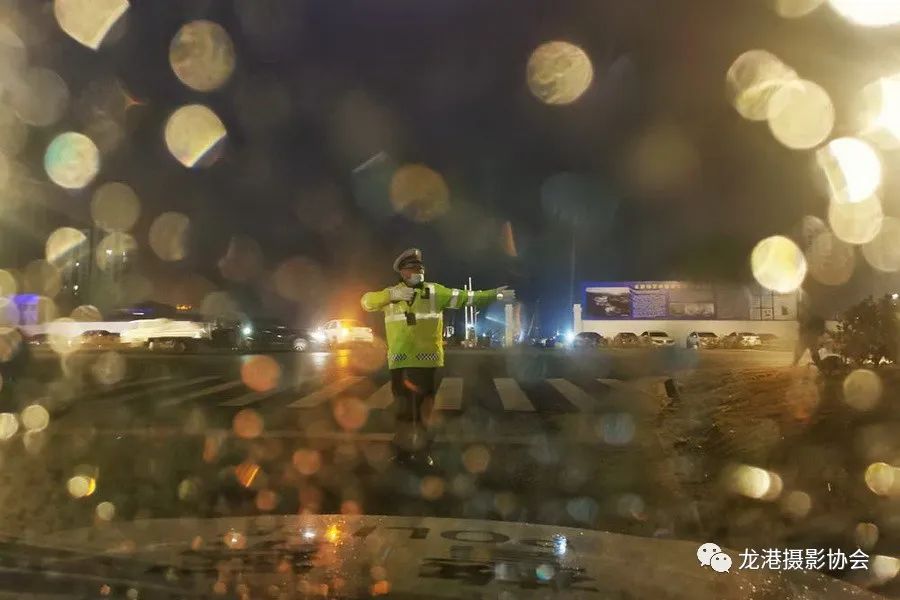 周元斌 摄 《出行卫士》组照