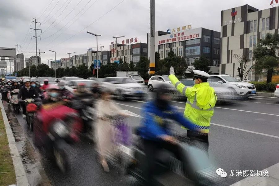 周元斌 摄 《出行卫士》组照