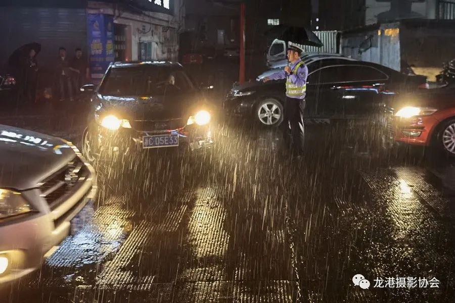 周元斌 摄 《出行卫士》组照