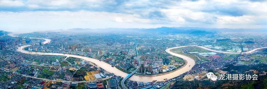 黄爱梅 摄 《蛟龙出港》