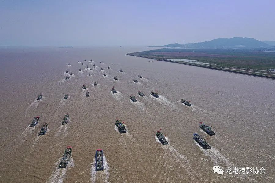 陈荣闯 摄 《东海开渔 扬帆出海》