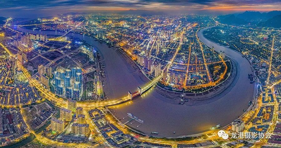 李玉龙 摄 《灯火璀璨夜龙港》