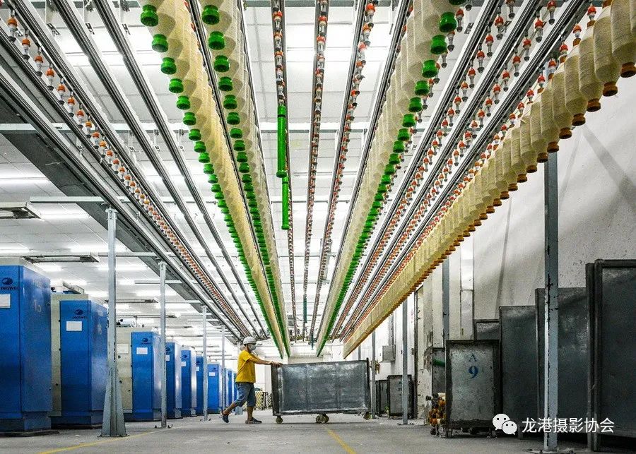 陈定枢 摄 《纺织车间》组照