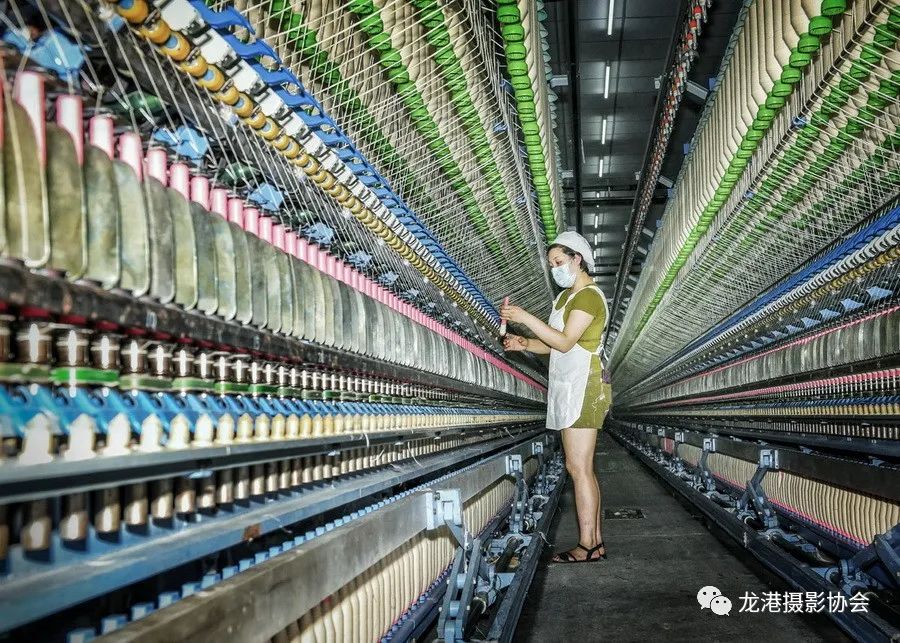 陈定枢 摄 《纺织车间》组照