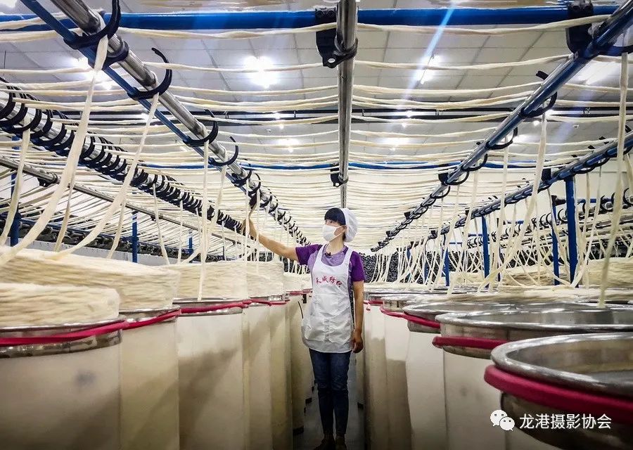 陈定枢 摄 《纺织车间》组照