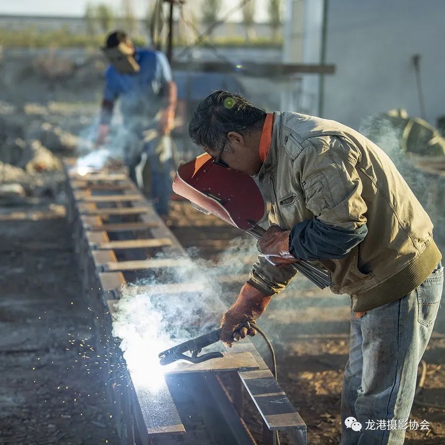 陈时璋 摄 《电焊工》组照