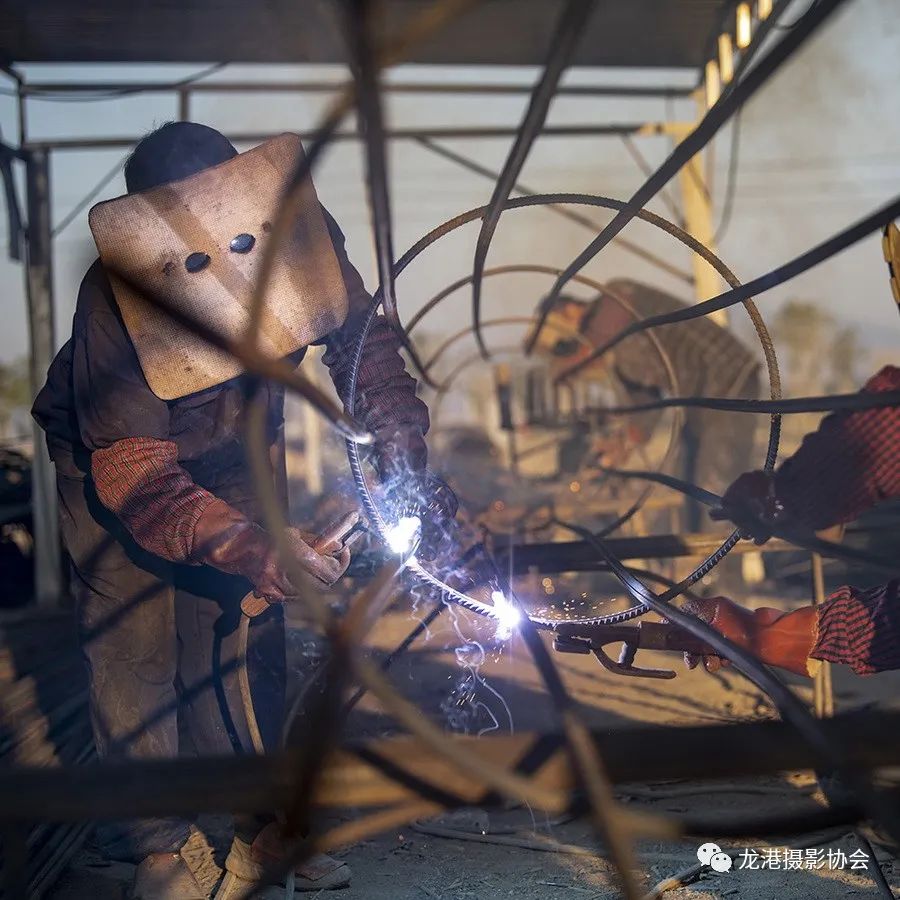 陈时璋 摄 《电焊工》组照