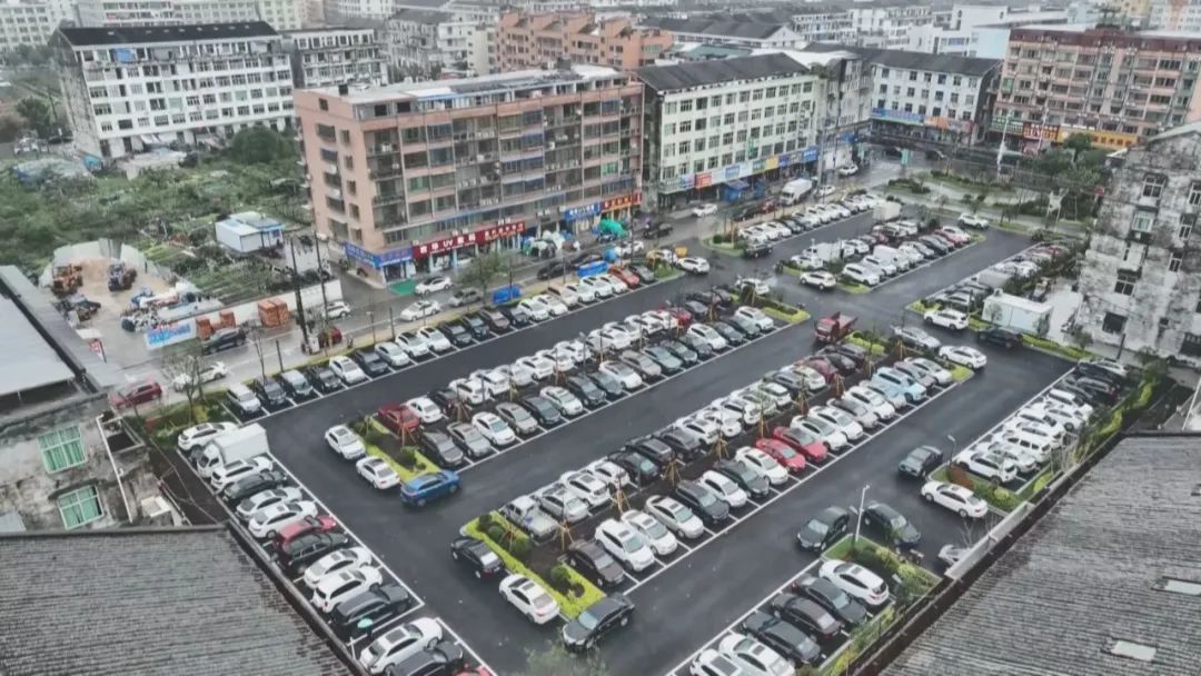 龙港市将一些城市闲置空间打造成了便民停车场。