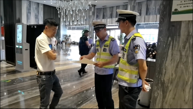 龙港交警深入涉酒场所开展“拒绝酒驾”源头宣传