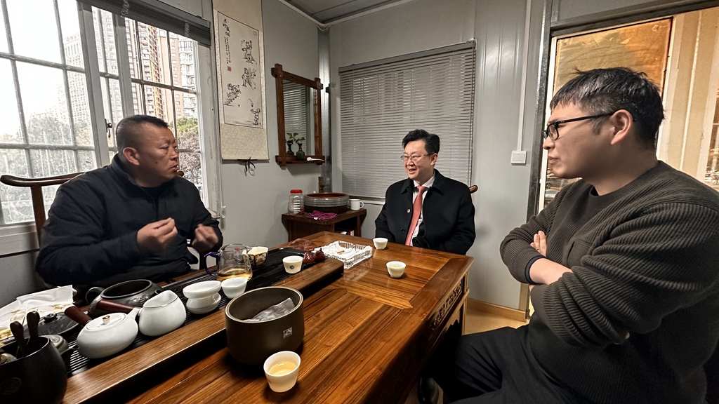 12月16日，联合国生态生命安全科学院院士杨德业教授莅临浙江省龙港市东海救援队调研指导工作。龙港中医院副董事长尤志敏、东海救援队执行队长郑国双陪同调研。&nbsp; &nbsp; &nbsp;调研中，执行队长郑国双简要汇报了救援队成立十一载始终致力于公益应急救援的历程与成效。杨德业院士细致询问了队伍的人员构成、资金来源及现阶段面临的困难，对救援队长期以来的无私奉献表示高度关注。&nbsp; &nbsp; &nbsp;在队部会议室，面对满墙的锦旗，杨院士动情地说道：“每一面锦旗背后，都是一个动人的救援故事，这份坚持与大爱值得充分肯定。”他勉励队伍继续弘扬志愿精神，筑牢民间应急救援的安全防线。&nbsp; &nbsp; &nbsp;此次调研亦推动了重要合作。龙港中医院副董事长尤志敏与救援队就共同组建医疗救援小分队达成初步意向。双方将进一步加强协作，旨在为未来海上及各类应急救援行动提供及时、专业的医疗远程支援与现场保障，共同构建更高效的生命救护网络。