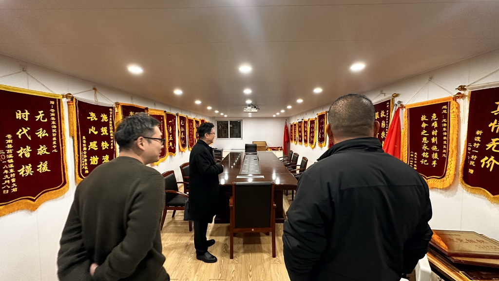 12月16日，联合国生态生命安全科学院院士杨德业教授莅临浙江省龙港市东海救援队调研指导工作。龙港中医院副董事长尤志敏、东海救援队执行队长郑国双陪同调研。&nbsp; &nbsp; &nbsp;调研中，执行队长郑国双简要汇报了救援队成立十一载始终致力于公益应急救援的历程与成效。杨德业院士细致询问了队伍的人员构成、资金来源及现阶段面临的困难，对救援队长期以来的无私奉献表示高度关注。&nbsp; &nbsp; &nbsp;在队部会议室，面对满墙的锦旗，杨院士动情地说道：“每一面锦旗背后，都是一个动人的救援故事，这份坚持与大爱值得充分肯定。”他勉励队伍继续弘扬志愿精神，筑牢民间应急救援的安全防线。&nbsp; &nbsp; &nbsp;此次调研亦推动了重要合作。龙港中医院副董事长尤志敏与救援队就共同组建医疗救援小分队达成初步意向。双方将进一步加强协作，旨在为未来海上及各类应急救援行动提供及时、专业的医疗远程支援与现场保障，共同构建更高效的生命救护网络。