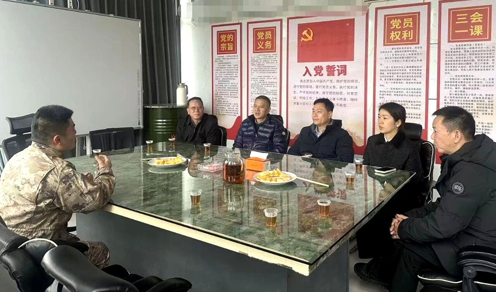 市人大常委会原主任、市慈善总会会长陈国苗带队前往驻龙部队慰问 市人大常委会原主任、市慈善总会会长陈国苗带队前往驻龙部队慰问