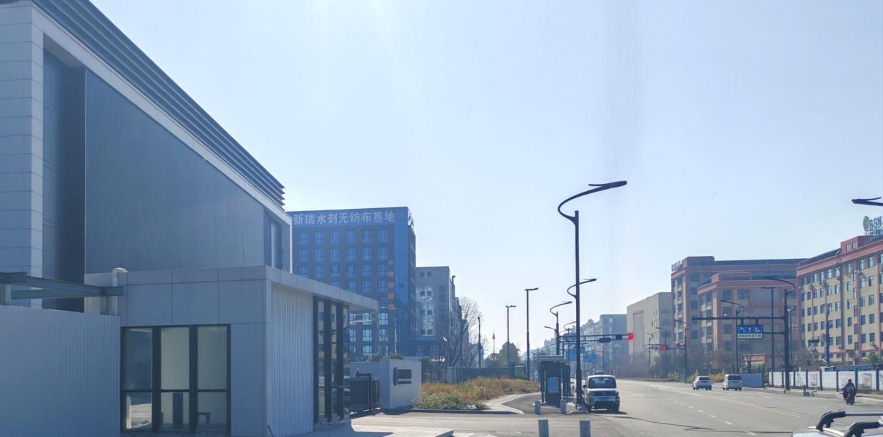 在涂滩上拔地而起的现代化工业园区 方建永摄