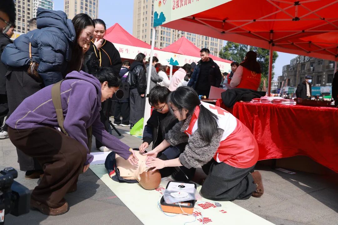 青春新龙港 争锋助共富 龙港举办“浙青年·学雷锋”志愿服务公益市集