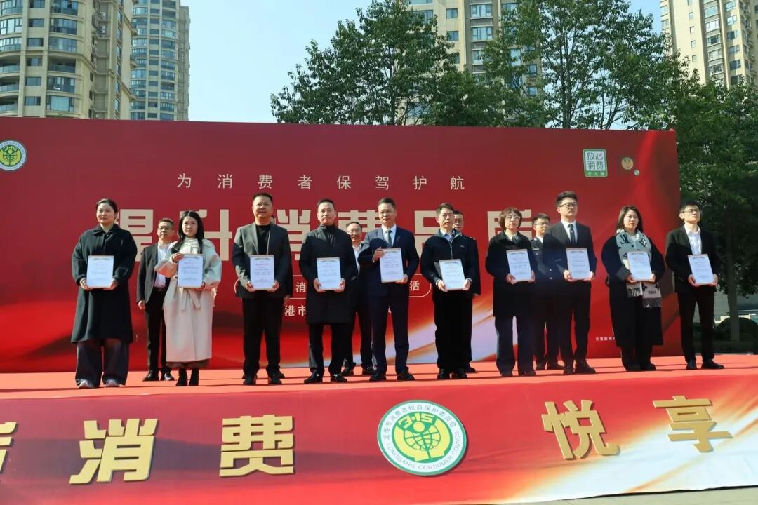 龙港“3.15”消费者权益日广场活动为已上线的行业代表商家授战略合作证书。受访者供图