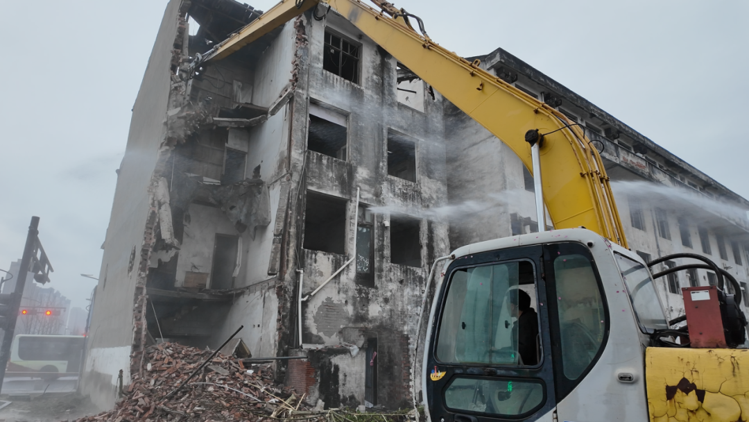 龙港世纪大道与龙翔路路口13间房屋被拆除 龙港世纪大道与龙翔路路口13间房屋被拆除