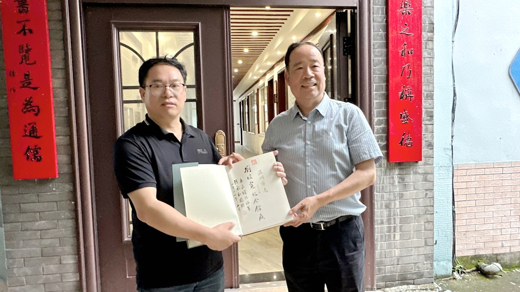 《温州市志》主编张声和向厚庄教育史馆赠书