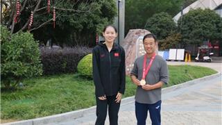 把金牌“献”给恩师！全运冠军李巧巧荣归母校